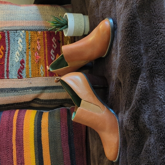 Tommy Hilfiger Size 6M Cognac 3 inch Block Heel Leather Booties - Picture 2 of 11